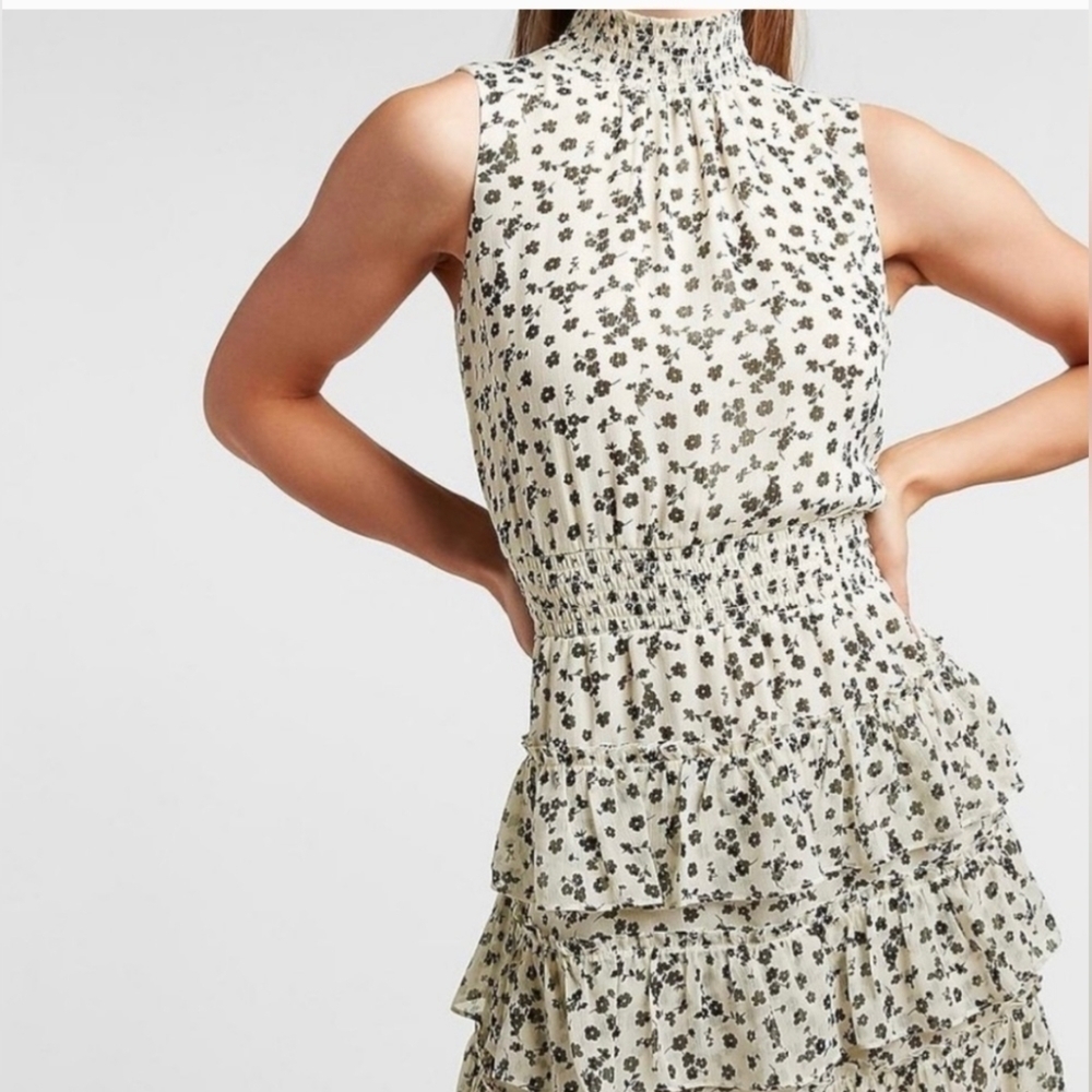 NWT Express White and Black sleeveless floral ruffle tiered dress Size Large